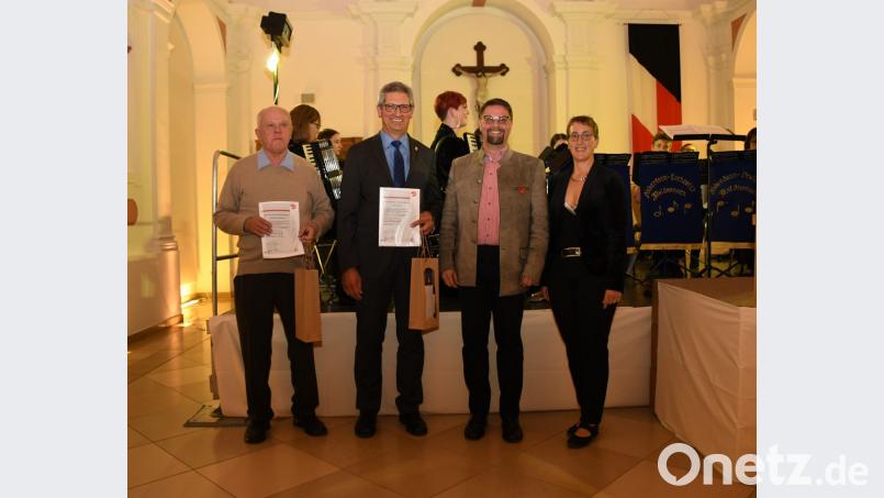 Für ihre Verdienste um das Akkordeonorchester ausgezeichnet worden sind (von links) Bernhard Reinkraut und Oskar Bindl. Es gratulierten
Enrico Popp, stellvertretender Landesvorsitzender
des Bayerischen Harmonika Verbands, sowie Dirigentin Silke Polata. Bild: exb