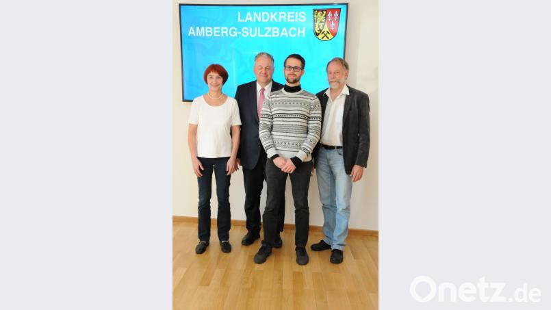 Christine Rapp (von links) von der Regierung der Oberpfalz und Landrat Richard Reisinger begrüßen Wolfsbeauftragter Markus Martini und Dr. Walter Joswig vom Landesamt für Umwelt. Bild: Landkreis Amberg-Sulzbach