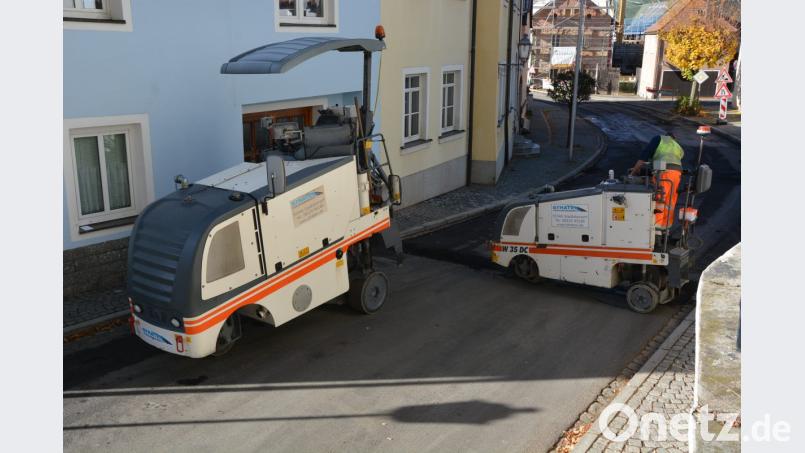 Die Arbeiten laufen auf Hochtouren. Am Dienstag wurde der Streckenabschnitt vom Rathaus bis zur Grundschule abgefräst, danach soll ein neuer Asphaltbelag eingebaut werden. Bis spätestens Donnerstag um 8 Uhr soll die Ortsdurchfahrt wieder frei passierbar sein Bild: jr