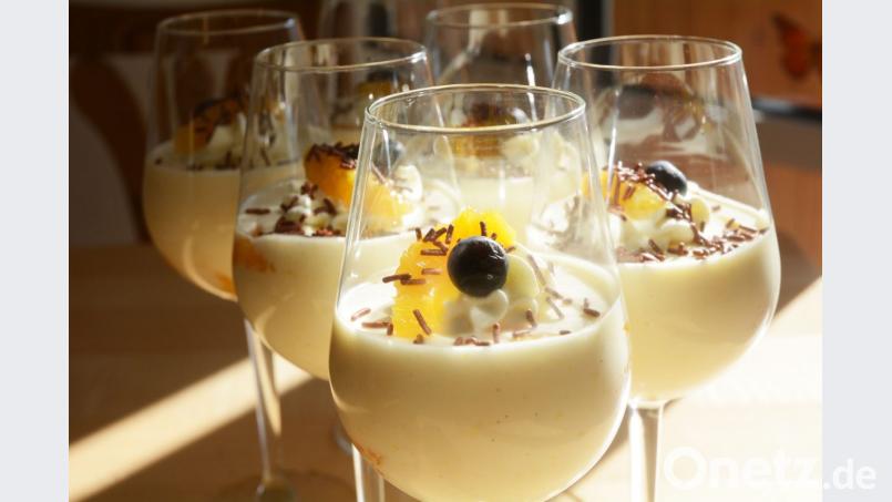 Die Orangencreme wird nach dem Kühlen mit Schokoladenstreusel bestreut und dekoriert mit einem Minzblatt, wahlweise auch kleinen Beeren als Farbtupfer (siehe Bild). Bild: Gabi Schönberger