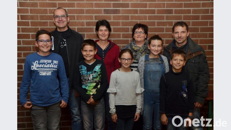 Die Familien Reindl (links) und Hinderlich (rechts) freuen sich über die Sportabzeichen. Bild: dob