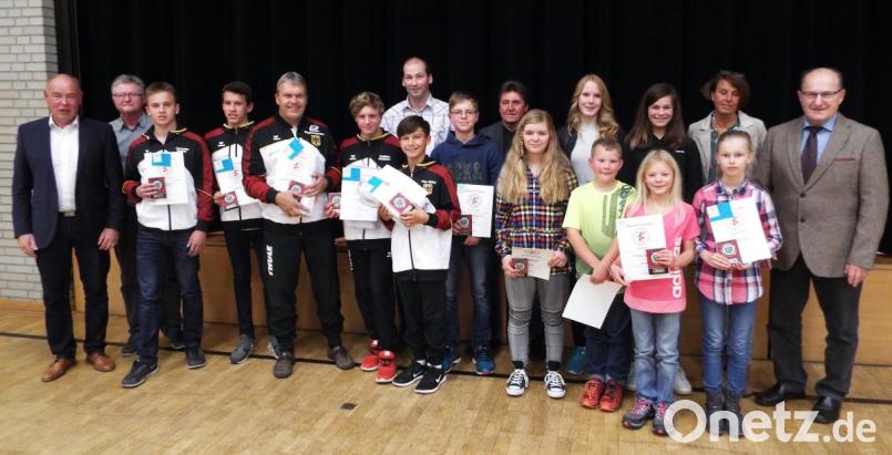 Die Bürgermeister Roland Strehl (links) und Hubert Blödt (rechts) ehren erfolgreiche Sportler der Gemeinde Kümmersbruck. Bild: e