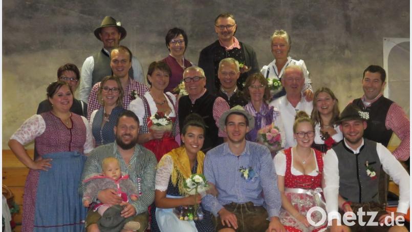 Junge und junggebliebene Paare sind bei der 21. Burgkirwa auf Dagestein bestrebt, die Tradition in Vilseck aufrecht zu erhalten. Lara Meier und Johannes Winter (vorne Mitte) werden zum Oberkirwapaar gekürt. Bild: rha