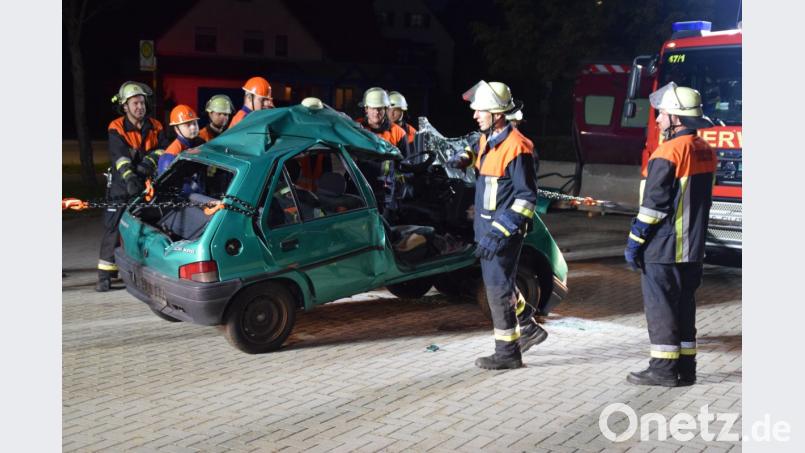 Mit verschiedenen Aspekten der technischen Rettung befasst sich die Feuerwehr Ursensollen bei ihrem Übungstag. Bild: Josef Graml