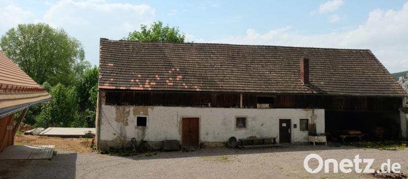 Der Schlossbauernhof in Altfalter wird zum Dorfzentrum umgestaltet. Der Stodl ist bereits fertiggestellt. Der Gemeinderat Schwarzach vergab für den Umbau des Stalls sechs Gewerke mit dem Auftragsvolumen von etwa 483.000 Euro. Bild: ohr