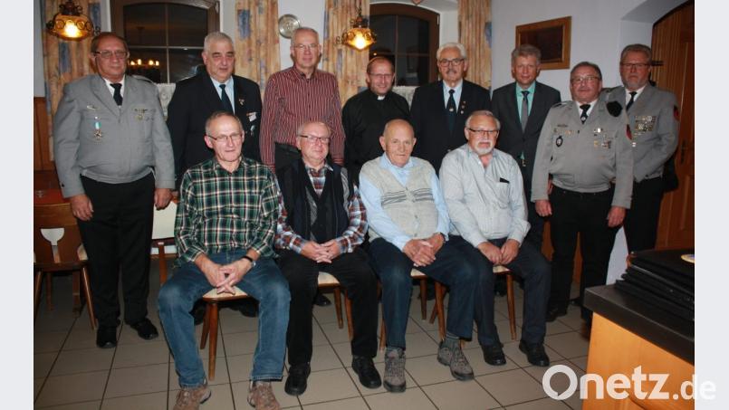 Es zeigt die Geburtstagsjubilare mit Vorstand und Ehrengästen: (sitzend von links) Hubert Mark, Heinrich Hopf, Andreas Beer und Ludwig Wächter sowie (stehend von links) Vorsitzender Alois Freundl, BKV-Präsident Hans Schiener, Reinhold Hess, Pfarrer Thomas Thiermann, Bezirksvorsitzender Josef Hartinger, Bürgermeister Lothar Müller, Bernhard Schwägerl und Hans-Dieter Dietl. Bild: lk