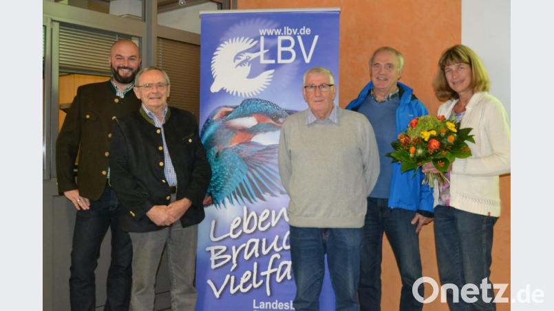 Beeindruckende Bilder zeigen Hubert Schmid und Günter Klein (Zweiter und Dritter von links) in einer Ausstellung in der VHS-Aula. Zur Eröffnung spricht LBV- Bezirksstellen-Geschäftsführer Christoph Bauer (links), der von der VHS Leo Dietrich (Zweiter von rechts) und LBV-Kreisgruppenchefin Nicole Merbald (rechts) willkommen heißt. Bild: hcz