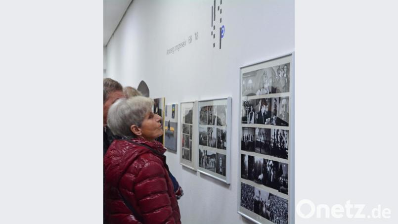 Interessiert betrachteten die Besucher die Fotos von damals. Bild: kge