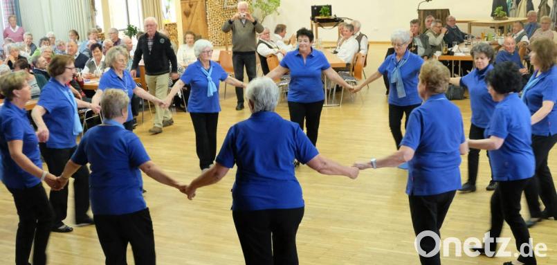 Die KAB -Tanzgruppe aus Zeitlarn überzeugte mit exakt einstudierten Auftritten. Schrittfolgen und Figuren waren genau abgestimmt Bild: ohr