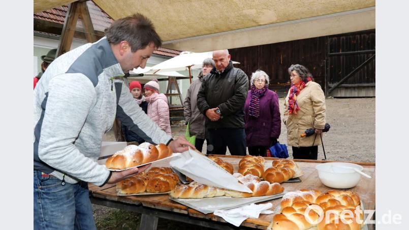 Wenn die von Roland Paulus gebackenen Allerheiligenspitzel aus den Holzbackofen kommen, werden sie noch mit Butter bestrichen, damit der Puderzucker gut hält. 	Bild: Götz Bild: Götz