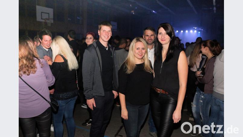 Sie organisieren bereits zum dritten Mal die große Party „Wir rocken den Steinwald“: Carolin Schrembs, Matthias Wittmann, Bianca Wührl und Christian Höllerl (von rechts) freuen sich über eine volle Friedenfelser Steinwaldhalle. Bild: bsc