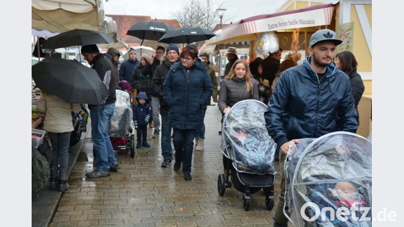 Pech mit dem Wetter hatte der Tirschenreuther Kirchweihmarkt. Gefragt waren Regenschirme, oder zumindest regenfeste Kleidung. Bild: jr