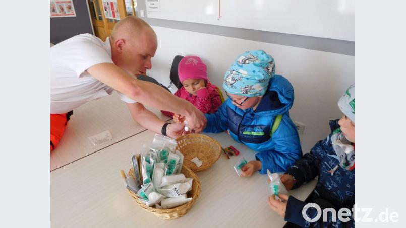 Bei Daniel Reger, dem Leiter der Helfer Ort, konnten sich die Kinder mit Spritzen und Verbandmaterial vertraut machen. Bild: u