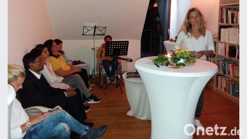 Im Pfarrzentrum finden sich Büchereiteam, Autorin, Musiker und Besucher zur Premiere des Wein-Lese-Abends zusammen. In angenehmer Atmosphäre liest Kerstin Götz aus Dießfurt aus ihrem neuen Geschenkbüchlein „Sonnenschein &amp; Regentropfen“. Bild: exb/Sonja Schecklmann