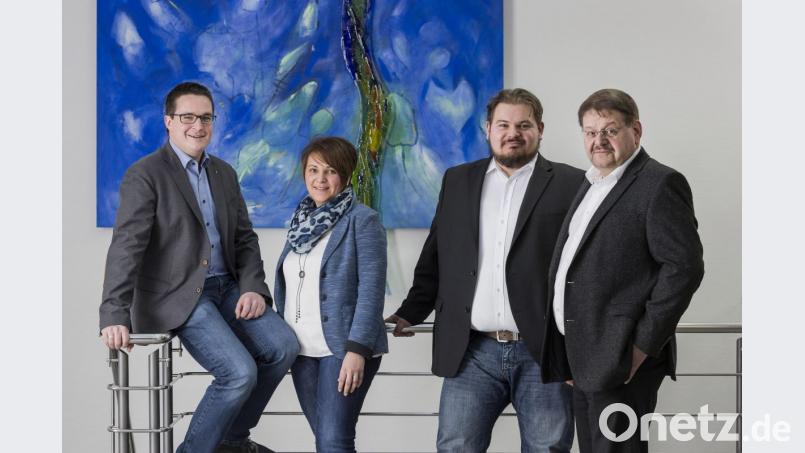 Die Führungsriege von links: Sebastian und Marion Forster sowie Bernhard Schön Junior und Senior, von links. Bild: exb/Kartonagenwerk