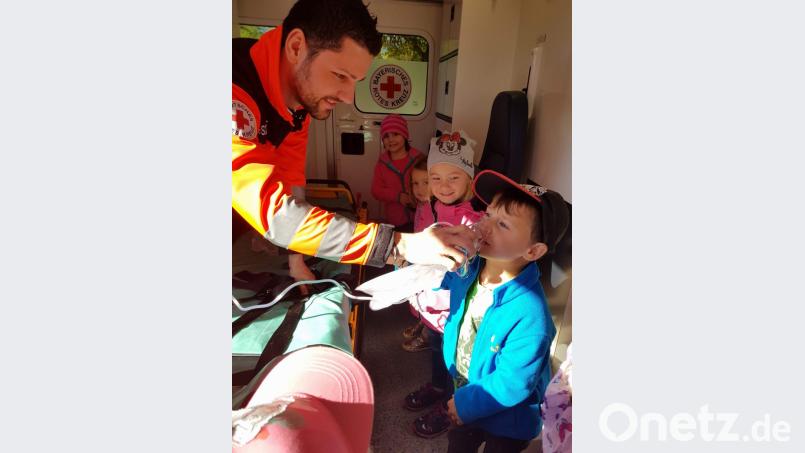 Zur Ausrüstung eines Rettungswagens gehören Sauerstoffmasken. Bei Bereitschaftsleiter Johannes Sellmeyer dürfen die Kinder ihre Nasen in eine Maske stecken, durch die 100-prozentiger medizinischer Sauerstoff strömt. Bild: u