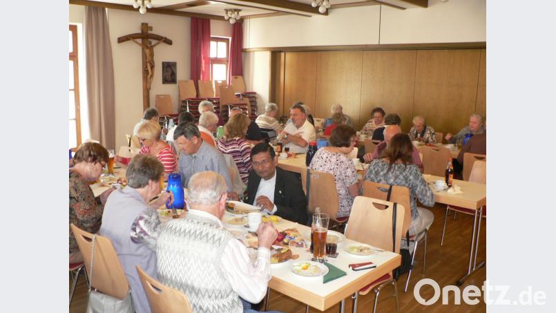 Das Fischessen im Pfarrzentrum Sankt Josef ist für die Seniorengruppe des Malteser-Hilfsdienstes Weiden/Neustadt ein Höhepunkt im Jahresprogramm. Beim Mittagstisch leisten ihnen Pfarrer Augustin Lobo sowie Kirchenthumbacher Bürger Gesellschaft. Bild: lep