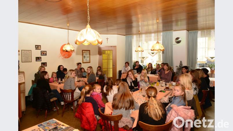 Claudie Herrmann (lnks, im gestreiften Shirt) informierte die Eltern über den Umfang des Trainings der Kindergarde und über die bevorstehenden Auftritte. Erfreulich die große Resonanz der Eltern auf die Einladung zu dem Treffen. Bild: bey