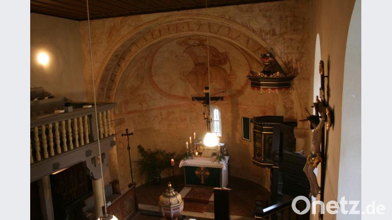 Den Altar aus dem Jahre 1670 überließ man der katholischen Kirche. Er wurde durch einen einfachen Altar mit Holzkreuz ersetzt. So kamen auch die heute gut sichtbare Jesus-Darstellung und weitere Fresken gut zur Geltung. Bild: Rainer Christoph