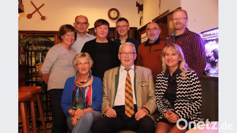 Gruppenbild mit Dritter Bürgermeisterin Heidi Eckl (rechts) am Ende des gemeinsamen Essens, mit dem der Organisationsausschuss des Mittelalterlichen Markts unter Leitung von Karl Beer (vorne) eine Bilanz des zurückliegenden Großereignisses zog. Bild: Thomas Dobler