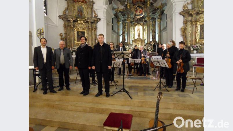 Schlussapplaus für Tobias und Hubert Rupprecht, Raphael Ernst, Peter Ermer und das Orchester Pfreimd. Bild: hbl