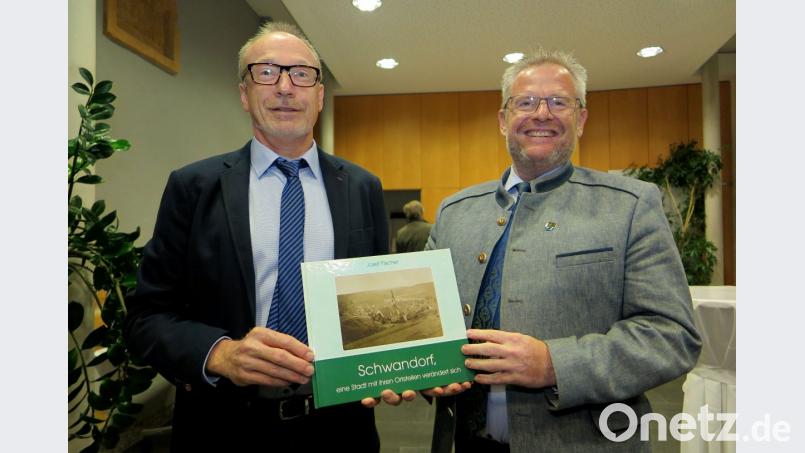 Stadtarchivar Josef Fischer (links) stellte mit Oberbürgermeister Andreas Feller sein neues Buch vor. Bild: Hirsch