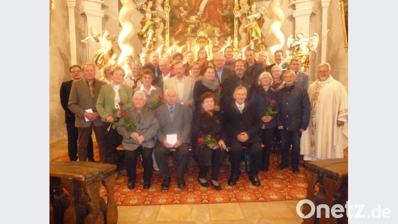 Die 17 Jubelpaare zusammen mit Pfarrer Arnold Pirner. Bild: rgl