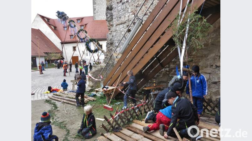 Während die großen Kirwaleit den Baum aufstellten, bastelten die kleinen bereits an ihrer Tanzbühne. Bild: rha