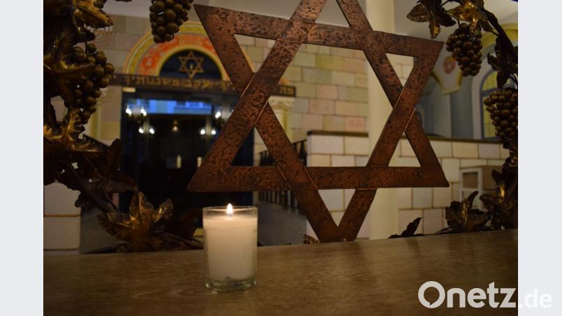 Eine 24-Stunden-Kerze brennt in der Amberger Synagoge. Wie im christlichen Glauben dienen Kerzen im jüdischen Glauben dem Totengedenken. Bild: dko