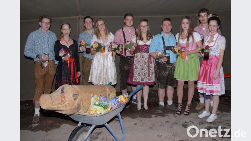 Zur Kirwa in Filchendorf präsentieren sich die Kirwaboum und -madla in ihrer schönsten Tracht. Bild: ow