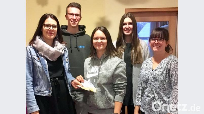 Eine gute Geldanlage: Die Kindertagesstätte in Schlammersdorf freut sich über eine Spende der Katholischen Landjugend. Erfreut nehmen Simone Reiter (rechts) und Anita Waletzko (von links) 300 Euro von den KLJB-Vertretern Oliver Schneider, Julia Ritter und Linda Bauer entgegen. Bild: lgc
