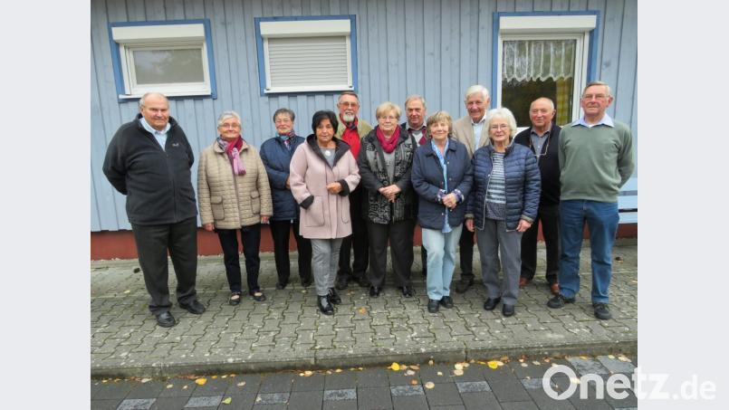 Max Skrla (rechts) und Erika Ehinger (Dritte von rechts) mit den Teilnehmern am Jahrgangstreffen 1943. Bild: adj
