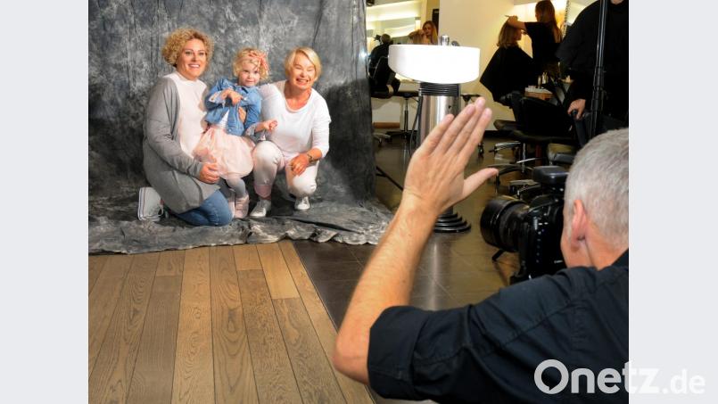 Mama Marie-Kathrin Kopp, Tochter Frieda Kopp und Oma Gisela Schubert (von links) posieren beim Generationenshooting von Sigi Renner Friseure vor der Kamera des Berliner Fotografen Thomas Rafalzyk. Bild: Stephan Huber