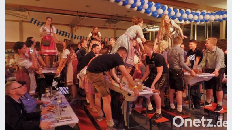 Super Stimmung herrschte beim ersten Oktoberfest der Landjugend Plössen in der Sportarena. Bild: Brendel, Hubert (BR)