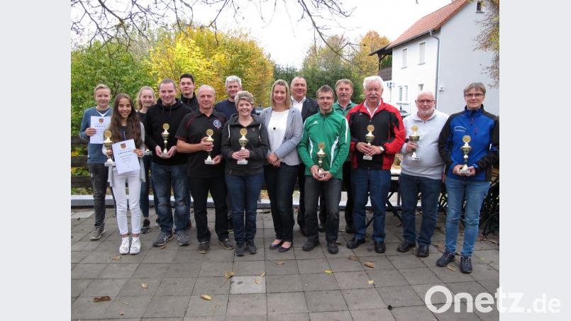 Pokale gingen an die erfolgreichen Mannschaften dieser Meisterschaft, überreicht durch die Sportbeauftragten des Landkreises Christina Rösl (Bildmitte vorne) und Robert Graf (Bildmitte hinten). Bild: mdh