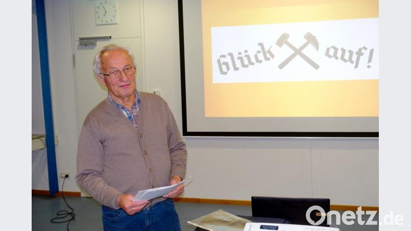 Mit einem herzlichen &quot;Glückauf&quot; begrüßt Dieter Dörner seine zahlreichen Zuhörer. Dieser Bergmannsgruß war auch im Farberdeabbau üblich. Bild: gac
