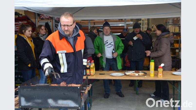Den verkaufsoffenen Sonntag zum Jubiläum nutzten viele Besucher, um auch bei der Feuerwehr Böhmischbruck vorbei zu schauen und sich kostenlos eine Grillsemmel und ein Getränk als Jubiläumszuckerl abzuholen. Bild: dob