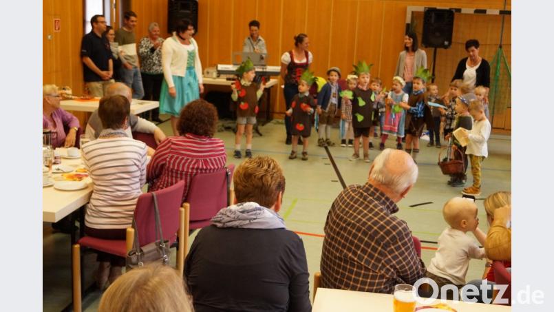 &quot;Im Garten steht ein Apfelbaum&quot;: Die Kinder tanzen. Bild: arw