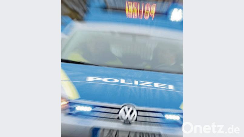 Mehrere Streifenbesatzungen rückten am Montag aus, um einen Mann dingfest zu machen, der einen Schüler mit einem Messer bedroht hatte. Bild: Jan Woitas/dpa