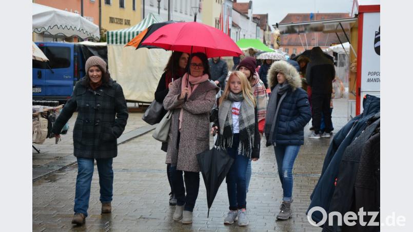 Pech mit dem Wetter hatte der Tirschenreuther Kirchweihmarkt. Gefragt waren Regenschirme, oder zumindest regenfeste Kleidung. Bild: jr