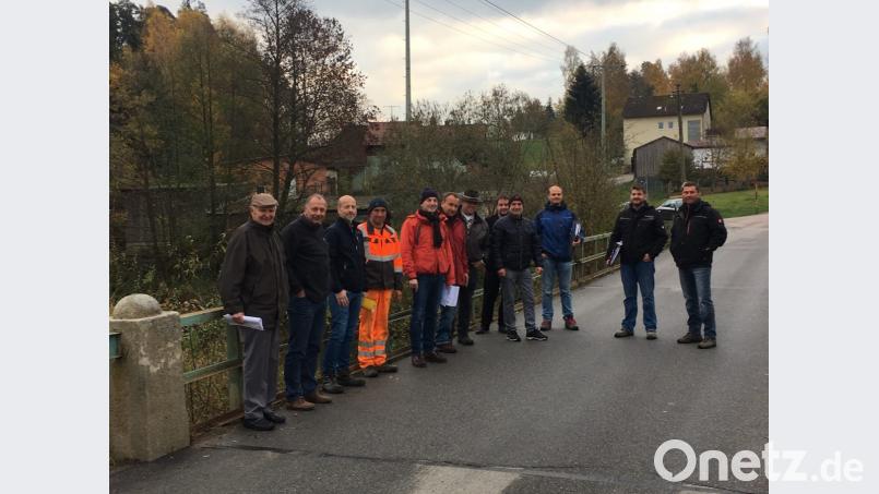Bürgermeister Rainer Rewitzer (rechts) hatte zur Baustelleneinweisung direkt auf die abzubrechende Pfreimdbrücke Burkhardsrieth eingeladen. Mit dabei die Vertreter der ausführenden Baufirma Wagner, der für den Abbruch zuständigen Firma Hartinger, des Ingenieuerbüros Kohl und Partner, des Planungsbüros Rembold, der Telekom, des Bayernwerks, Geschäftsleiter Günter Gschwindler und die Mitarbeiter des städtischen Bauhofes. Bild: bey