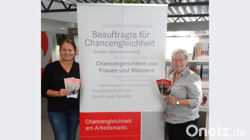 Die Beauftragte für Chancengleichheit des Jobcenters Amberg-Sulzbach, Tanja Plach (links) und die Beauftragte für Chancengleichheit der Agentur für Arbeit, Dorothea Seitz-Dobler (rechts) freuen sich auf viele interessierte Besucherinnen. Bild: exb