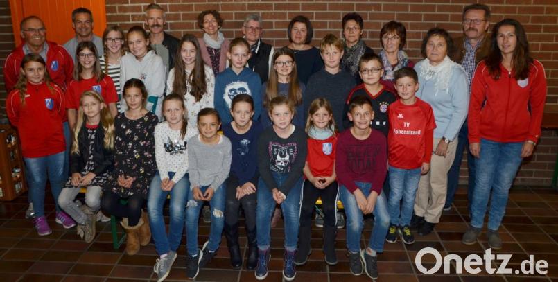 Das Sportabzeichen erfreut sich beim Turnverein allergrößter Beliebtheit. Abteilungsleiter Andreas Eger (links) und TV-Vorsitzender Klaus Nigg überreichen die Urkunden und Abzeichen. Bild: dob