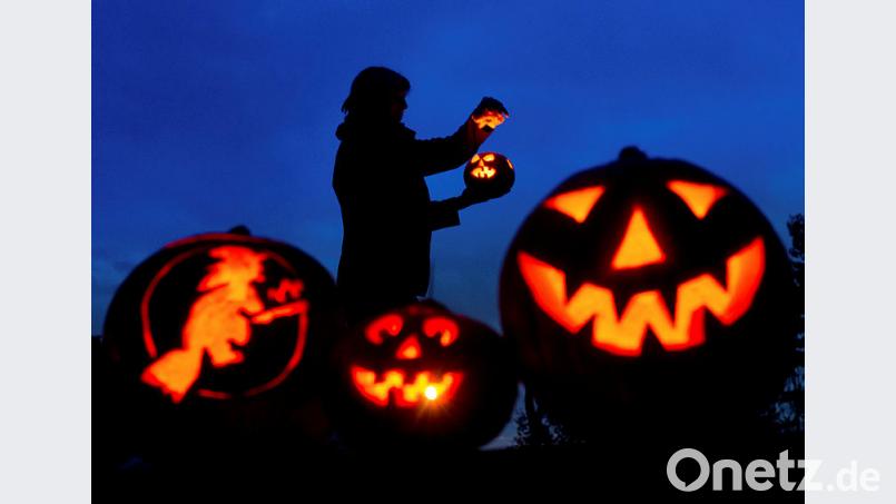 In den USA gehen Kinder von Haus zu Haus und fordern von den Bewohnern Süßigkeiten. In Deutschland konnte sich Halloween in vielen Kindertagesstätten noch nicht durchsetzen. In einer Umfrage erklären Erzieherinnen, warum das so ist. Bild: dpa