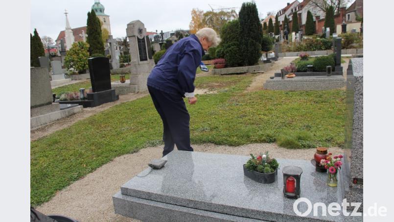 Auch wenn das Familiengrab von Rita Kiefer eine Platte hat, braucht es das ganze Jahr über Pflege. Im Sommer sind täglich die Tröge zu gießen, weil die Platte den Trogpflanzen richtig einheizt, im Winter kontrolliert sie wöchentlich, ob auf dem Grab alles in Ordnung ist. Bild: ads