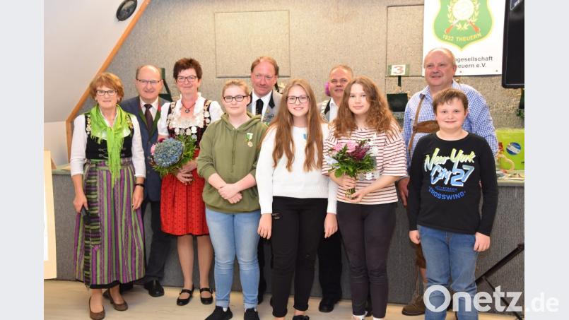Die neuen Würdenträger der Schützengesellschaft Theuern mit Schützenmeisterin Barbara Schrott (links) und Kümmersbrucks 3. Bürgermeister Hubert Blödt (Zweiter von links). Bild: was