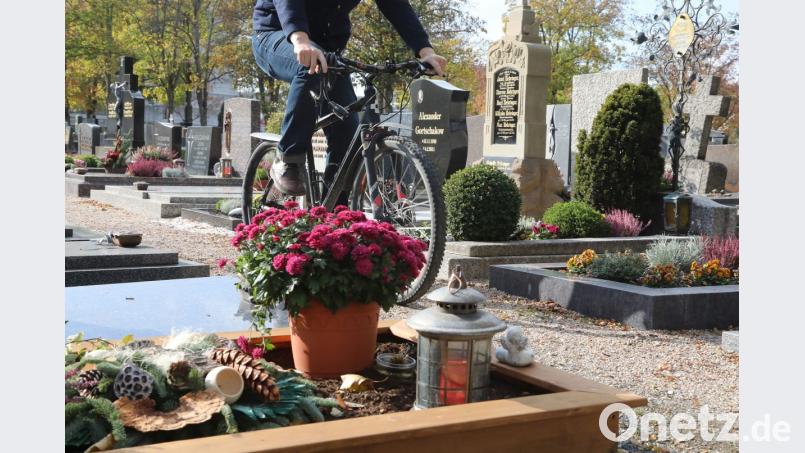 Radeln zwischen Gräbern – das kommt auf dem Stadt- und dem Waldfriedhof schon mal vor. Bild: Wolfgang Steinbacher