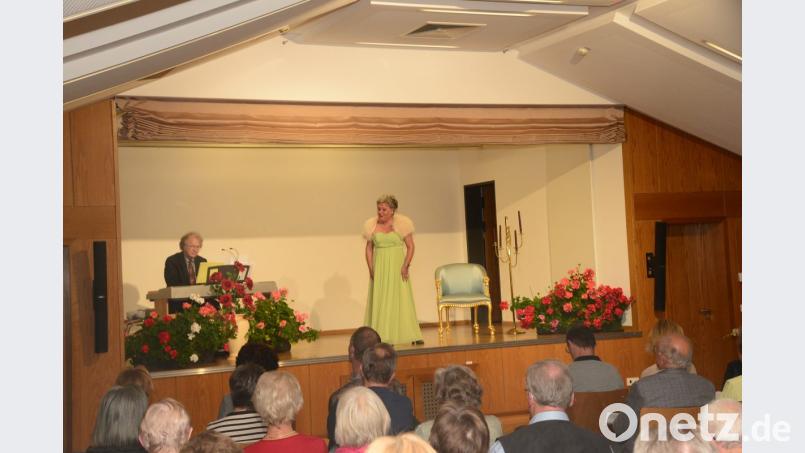 Christina Prölß träumt davon , dass es "irgendwo auf der Welt ein kleines bißchen Glück gibt". Norbert Henß am Klavier begleitet sie bei diesem Wunschgedanken. Bild: bey