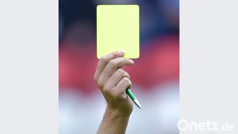 Zweimal Gelb ist gleich Gelb-Rot: Diese Gesetzmäßigkeit im Fußball fand bei einem Kreisklassenspiel keine Anwendung. Nun muss das Spiel wiederholt werden. Bild: dpa
