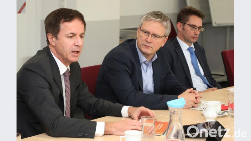 Hans Schmidt von der Handwerkskammer, Markus Nitsch, Leiter der Agentur für Arbeit, und Ralf Kohl von der IHK sprachen über die aktuelle Entwicklung auf dem Ausbildungsstellenmarkt. Bild: Gerhard Götz
